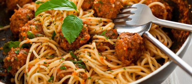 Italienische Spaghetti mit Fleischbällchen Sauce