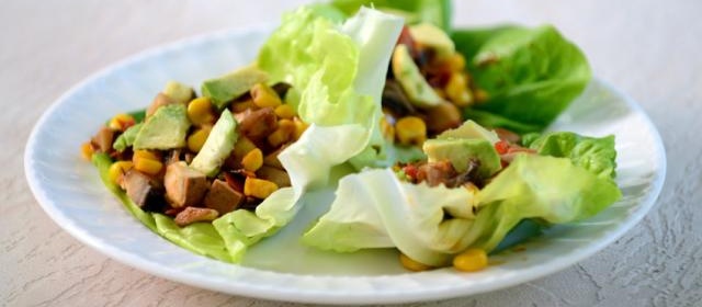 Salat Wraps mit Gemüse, Tofu und Miso Sambal