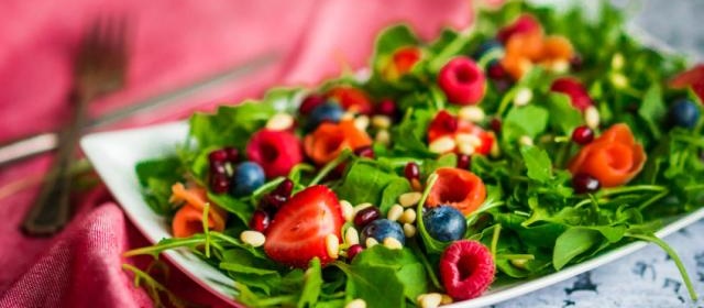 Rucola Salat mit Dressing Berry