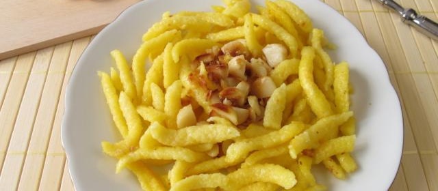 Butterspätzle mit Parmesan und Haselnüssen